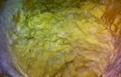 Муку просеять. Яйцо взбить с сахаром, добавить соль, муку и минеральную воду. Замесить тесто.