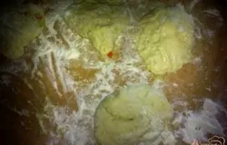 Сформовать из теста колбаску, разделить ее на 4 кусочка, из каждого кусочка сформовать шарики, каждый шарики раскатать в лепешку. На середину каждой лепешки выложить по 1 столовой ложки начинки, края защипить вилкой.