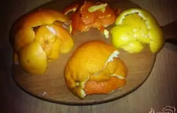 Цитрусовые вымыть, обсушить. С цитрусовых снять кожуру. Кожуру можно нарезать полосками.