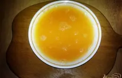 Вдоль палочек корицы сделать надрезы. Выдавить сок из всех цитрусовых.