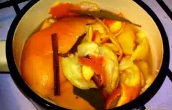В кастрюлю влить выжатый сок, положить всю цедру, палочки корицы, лавровый лист и сахар. Залить все 150 мл воды. Довести все до кипения, но не кипятить! Накрыть крышкой и дать настояться 30 минут. После цедру, палочки и лавровый лист вынуть. Можно добавить немного ванилина.