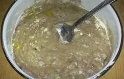 Смешать яйцо, газированную воду, соль, сахар, муку, растительное масло и ванилин. Замесить тесто.