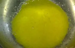 Яичный желток растираем с сахаром.