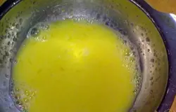 Добавляем туда апельсиновый сок и взбиваем миксером. Из апельсина выжимаем сок и выливаем его во взбитый желток. Те, кто любят кислое, могут добавить немного лимонного сока.