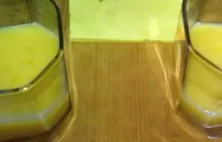 Разливаем получившуюся смесь по стаканам (получится примерно 1/3 стакана).