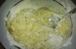Яйцо взбить с сахаром, добавить соль, молоко, растопленный маргарин, муку, разрыхлитель и замешать тесто.