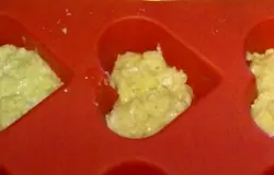 Тесто(половину) выложить в формочки для кексов.