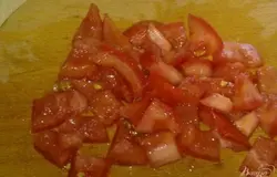Помидоры нарезать дольками.