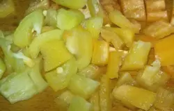 Перец очистить и нарезать крупными кусками.