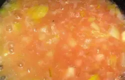 Лук нарезать кубиками, обжарить его, добавить к нему муку, вино, соль, паприку и воду. Получится соус.