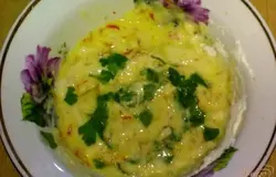 Смешайте шафран, муку, минеральную воду, яйцо, соль, растительное масло. Затем добавьте зелень петрушки и замесите тесто.
