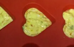 Тесто выложите в форму для выпечки.