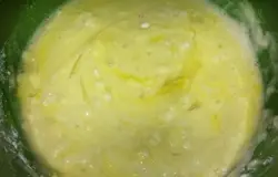 Хорошо вымешать, желательно так, чтобы не было комков.