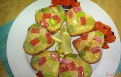Готово! На каждый кекс выложить кусочки мармелада. Отрезать несколько долек лимона и украсить ими блюдо. Вместо лимона можно взять апельсин, мандарин или лайм, в зависимости от того, с каким вкусом у вас газированная вода.
