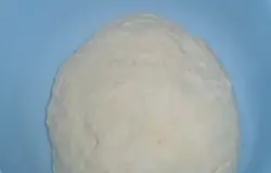 К подошедшей опаре добавить растительное масло, сметану, соль, раскрошенную брынзу и оставшуюся муку (сначала грамм 450). Тесто должно получиться эластичным, мягким и не приставать к рукам.