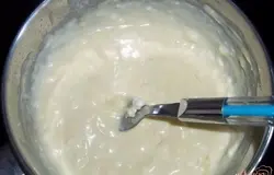 Приготовить заливку. Яйцо слегка взбить, добавить растопленное масло, молоко, раскрошенную брынзу, муку. Тщательно размешать.