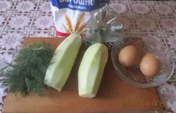 Кабачки помыть, срезать шкурку.
