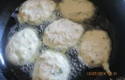 На разогретую сковороду с растительным маслом выкладывать ложкой кабачковую массу небольшими горками.Обжарить оладьи на среднем огне ~1-2 минуты до румяной корочки с обеих сторон.