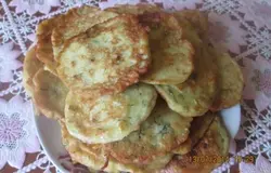 Готово! Подавать оладьи горячими, со сметаной.