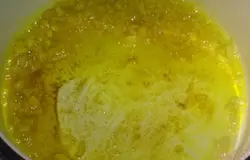 Положить чеснок в кастрюлю с растительным маслом и обжарить. Затем добавить имбирь и куркуму.