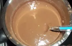 Готово! В небольшой кастрюле смешать сгущеное молоко, какао и масло. Поставить на средний огонь. Варит при постоянном помешивании до загустения массы, примерно 8-10 минут.Как только масса начнет отставать от стенок — готово.