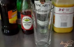 Приготовим все для коктейля, если нет сиропа гренадин , приготовим сахарный сироп сами, растворим в горячей воде сахар в соотношение 50 на 50, охладить.