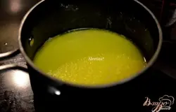 Подогреть слегка молоко, не кипятить, снять с огня и положить сливочное масло, чтоб разошлось.
