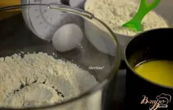 В миске смешать часть муки, дрожжи,сахар, ½ ч.л соль, фруктовые специи( в рецепте не уточнялись что за специи, у меня только цедра цитрусовых), добавить теплое молоко,1 стол.л чая заваренного, яйцо. Смешать деревянной ложкой. Постепенно добавлять масло и муку, муку лучше на три части разделить и тремя частями добавлять.