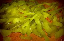 Маринованные огурцы нарезать соломкой.
