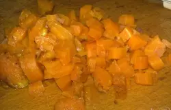 Морковь вымыть и отварить. Очистить и нарезать кубиками.