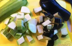 Нарезать кабачок и баклажаны
