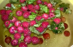 Когда компот закипит, добавьте мяту и сахар. Варите еще несколько минут.