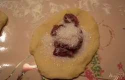 Из каждого кусочка раскатайте небольшой блинчик. Вишню очистить от косточек. Сцедить сок. К вишне можно добавить немного крахмала, чтоб при выпекании вишня не давала много влаги. Саму вишню в миске лучше не посыпать сахаром, а добавить сахар непосредственно(по вкусу) в каждый пирог при формовки.