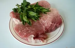 Начинаю со свинины. Мою, если мясо на кости, то срезаю мякоть.
