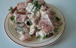 Нарезаю свинину небольшими кусочками, соединяю с майонезом, добавляю листочки мяты, перемешиваю. Пусть постоит так.