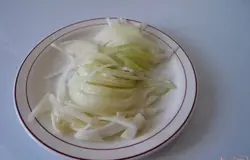 Лук чищу и нарезаю тонкими полукольцами.
