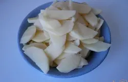Картофель чищу и нарезаю тонкими ломтиками.