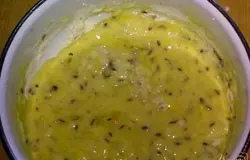 Смешайте растительное масло, минеральную воду, яйцо, муку, соль и тмин. Затем добавьте перец двух видов. Замесите тесто.