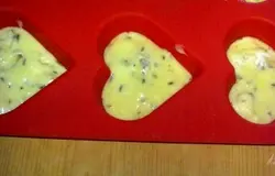 Тесто выложите в форму для кекса.