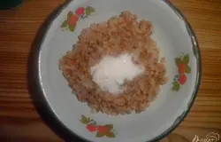 Выкладываем несколько ложек каши в тарелку, по вкусу добавляем сахар.
