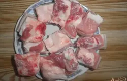 Для начала сало нужно помыть и нарезать кусочками примерно по 100 г
