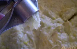 Добавляем чеснок, пропущенный через пресс.