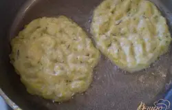 На сковороду наливаем растительное масло, обязательно хорошо прогреваем предварительно. Ложкой выкладываем кабачковый фарш и жарим до золотистой корочки.
