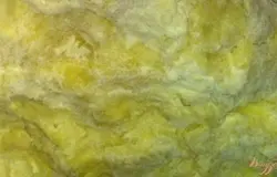 Яйца разотрите с сахаром и маргарином, добавьте молоко, растительное масло и соль. Муку просейте и всыпте в яичную массу. Замесите однородное тесто, оставьте его в прохладном месте на 30-40 минут.