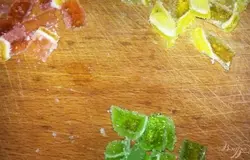 Мармелад нарежьте на кусочки небольшой толщины.