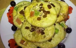Готово! Печенье выложите на блюдо. Положите на каждое печенье по 2 кусочка мармелада разного цвета, несколько изюмин и посыпьте орехами. Виноград отделите от веточки, вымойте и украсьте им блюдо. Кстати, существует много вариантов приготовления этого печенья, неизменной остается лишь его основа. С ней хорошо сочетается творожная масса, цукаты, крем, сухофрукты.
