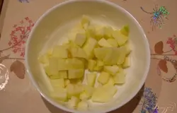 Яблоко очистить от шкурки. Нарезать кубиком.