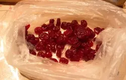 Вишню сушеную перебрать(могут быть косточки). Размочить в теплой воде. Отжать воду.