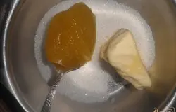 Для приготовления взять 5 столовых ложек сахара, маргарин, мед