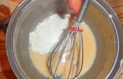 Вводим муку и соду, продолжая взбивать